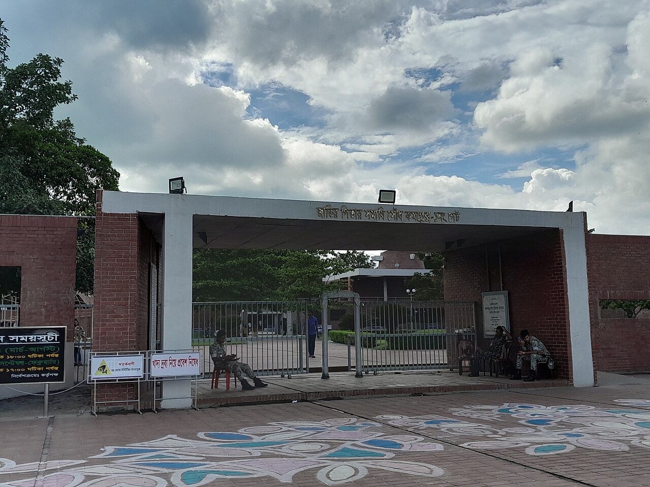 টুঙ্গিপাড়া সমাধিসৌধ — ছবি 2